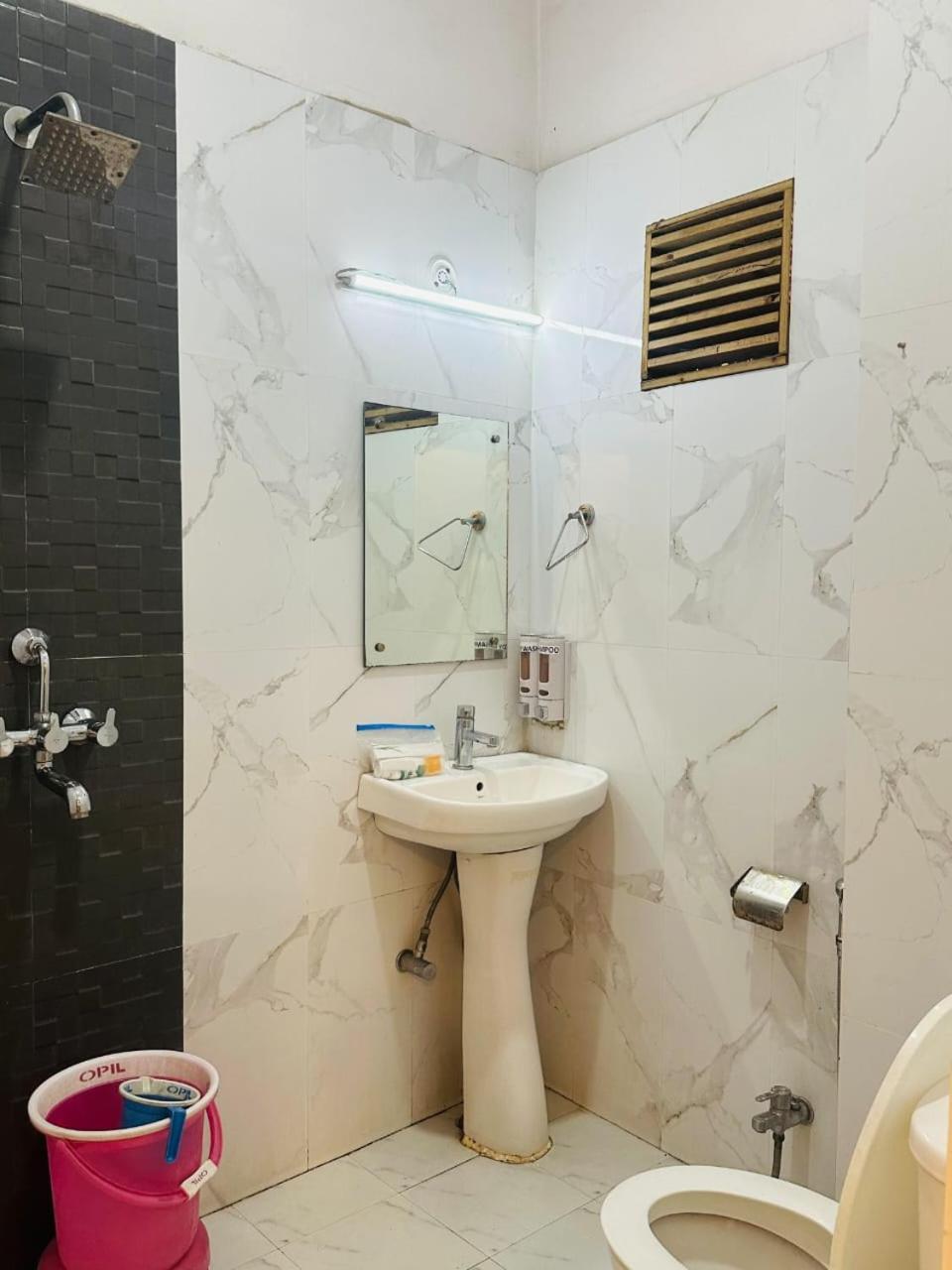 ורנאסי Hotel Deva Inn מראה חיצוני תמונה