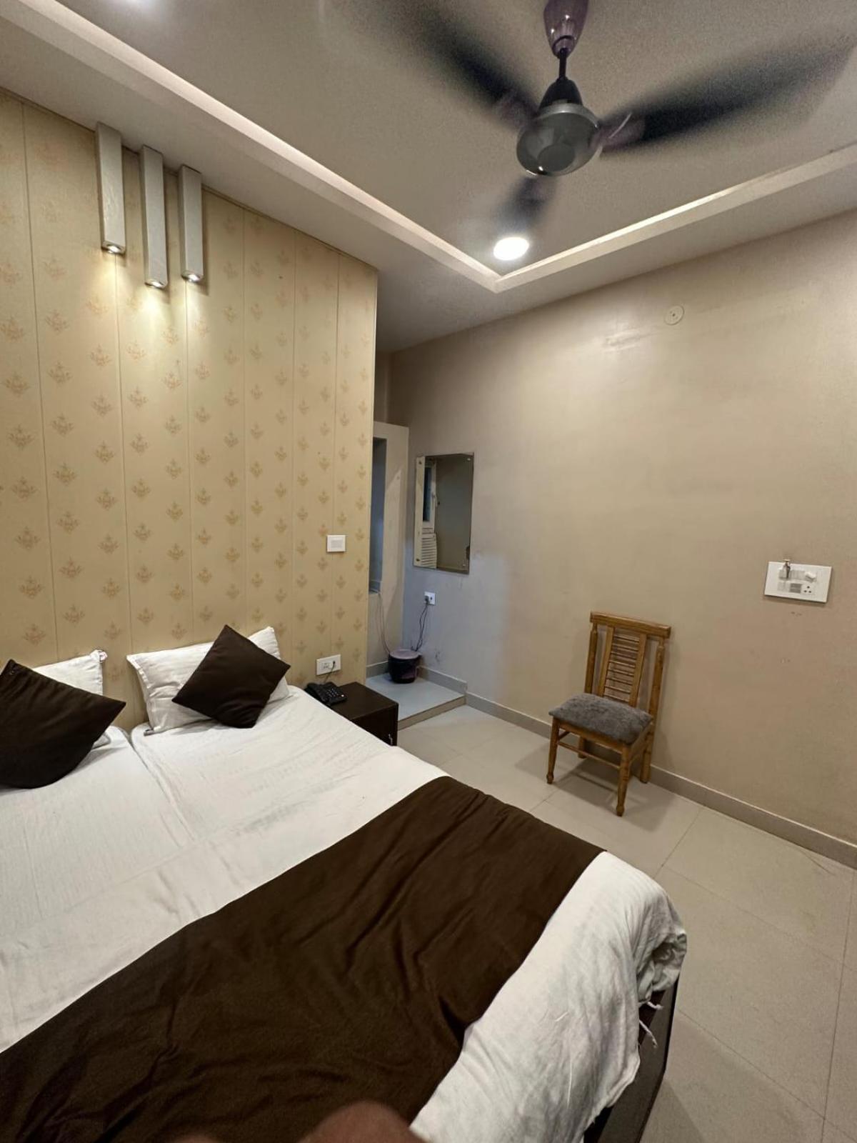 ורנאסי Hotel Deva Inn מראה חיצוני תמונה